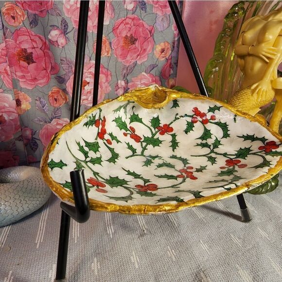 DECOUPAGE CLAM SHELL DECOUPAGE TRINKET DISH WITH CHRISTMAS HOLLY - Picture 2 of 10